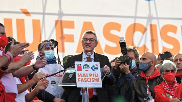 General Secretary of the Italian General Confederation of Labour (CGIL), Maurizio Landini (C) delivers a speech during an anti-fascist rally called by Italian Labour unions CGIL, CISL and UIL at Piazza San Giovanni in Rome on October 16, 2021 - Sputnik International