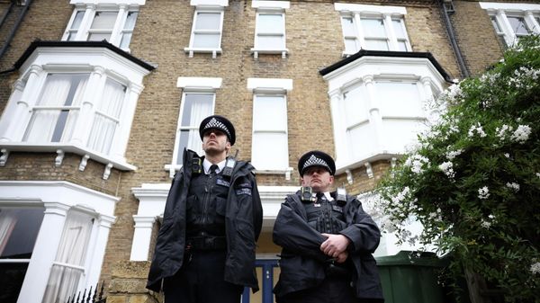 Police stand guard outside house believed to be address belonging to man arrested in connection with killing of British MP Amess, in London - Sputnik International