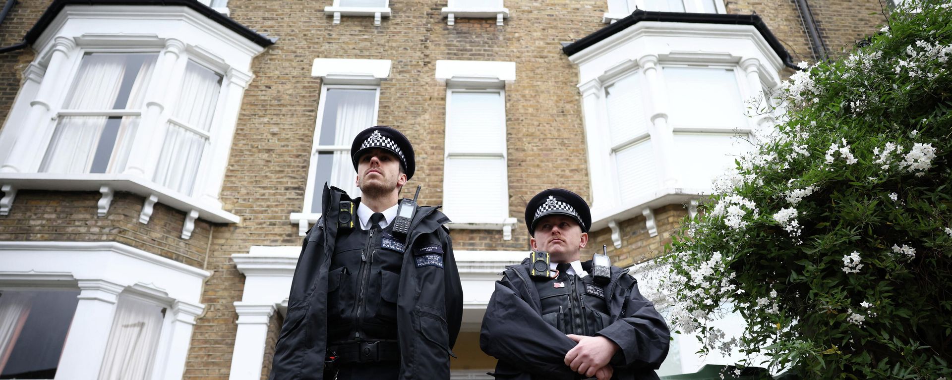 Police stand guard outside house believed to be address belonging to man arrested in connection with killing of British MP Amess, in London Police stand guard outside house believed to be address belonging to man arrested in connection with killing of British MP Amess, in London - Sputnik International, 1920, 17.10.2021