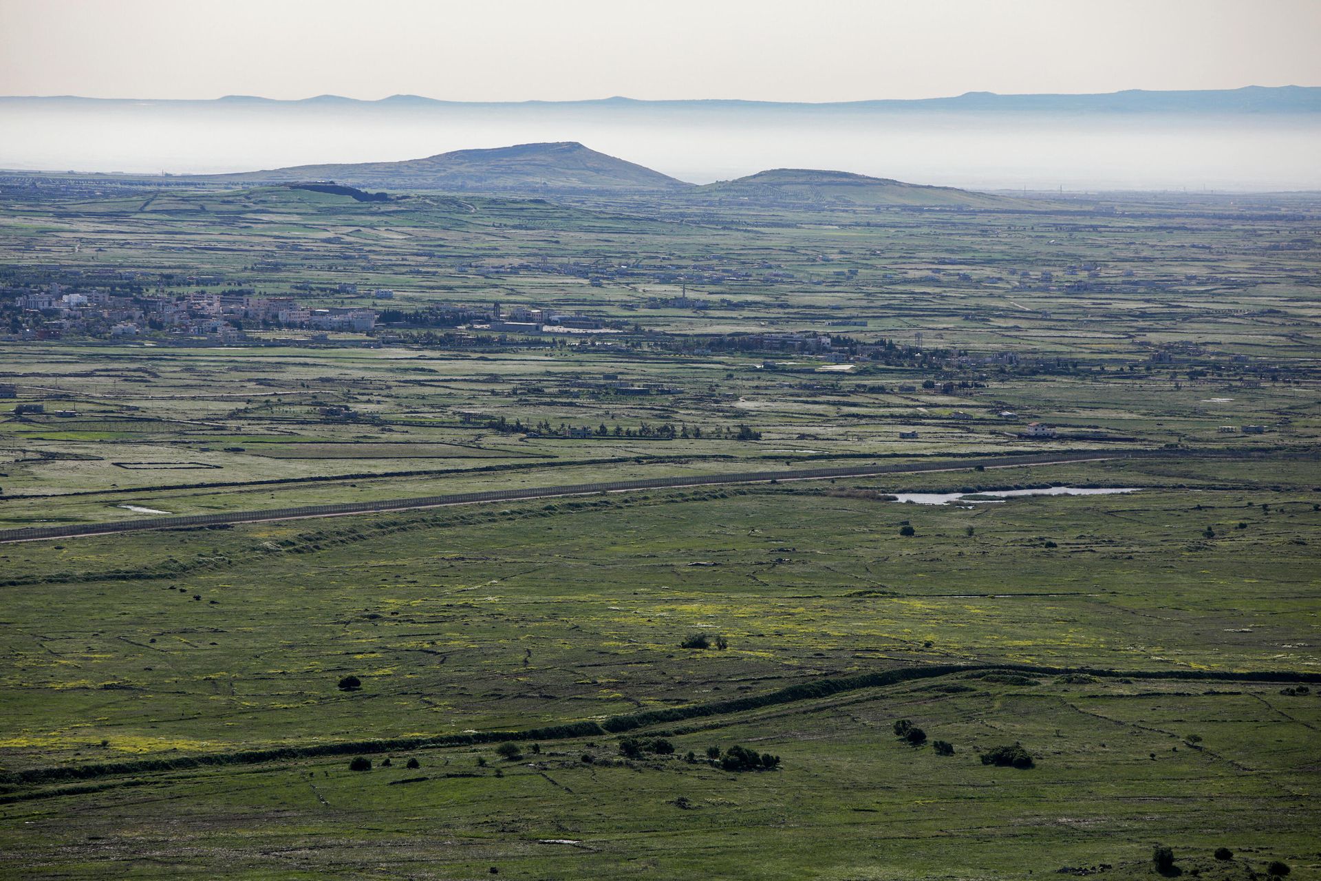 This picture taken from the Israeli-controlled Golan Heights on April 22, 2021, shows a view of the border fence with the Syrian governorate of Quneitra - Sputnik International, 1920, 17.10.2021