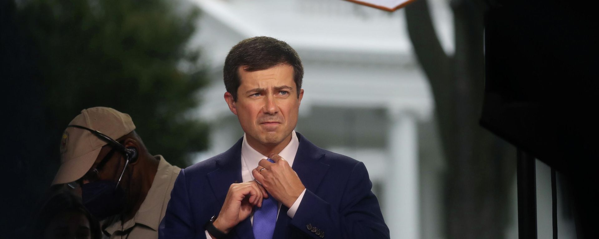 U.S. Secretary of Transportation Pete Buttigieg prepares to give a live interview to the news media outside of the White House in Washington, U.S., October 13, 2021. - Sputnik International, 1920, 17.10.2021