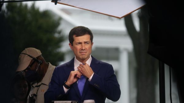 U.S. Secretary of Transportation Pete Buttigieg prepares to give a live interview to the news media outside of the White House in Washington, U.S., October 13, 2021. - Sputnik International