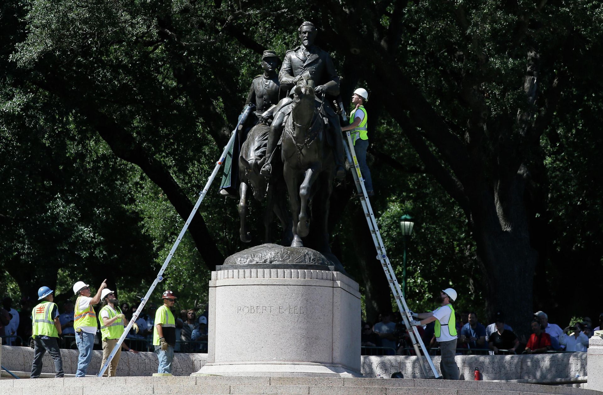 Workers inspect a statue of Robert E. Lee in a public park in Dallas, Wednesday, Sept. 6, 2017. Workers inspect a statue of Robert E. Lee in a public park in Dallas, Wednesday, Sept. 6, 2017. - Sputnik International, 1920, 10.02.2024
