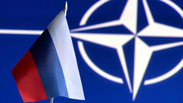 Russian and NATO flags - Sputnik International
