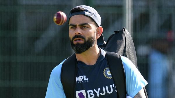 India's captain Virat Kohli bounces a ball on a cricket bat during a team practice session ahead of the fifth cricket Test match between England and India at Old Trafford in Manchester, north-west England on September 8, 2021 India's captain Virat Kohli bounces a ball on a cricket bat during a team practice session ahead of the fifth cricket Test match between England and India at Old Trafford in Manchester, north-west England on September 8, 2021 - Sputnik International
