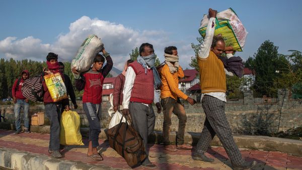 Indian migrant laborers leaving for their homes carry their belongings and walk towards a railway station on the outskirts of Srinagar, Indian controlled Kashmir, Monday, Oct. 18, 2021 Indian migrant laborers leaving for their homes carry their belongings and walk towards a railway station on the outskirts of Srinagar, Indian controlled Kashmir, Monday, Oct. 18, 2021 - Sputnik International