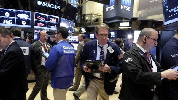 Traders work on the main trading floor of the New York Stock Exchange shortly after the opening bell of the trading session in the Manhattan borough of New York City, January 7, 2016. - Sputnik International