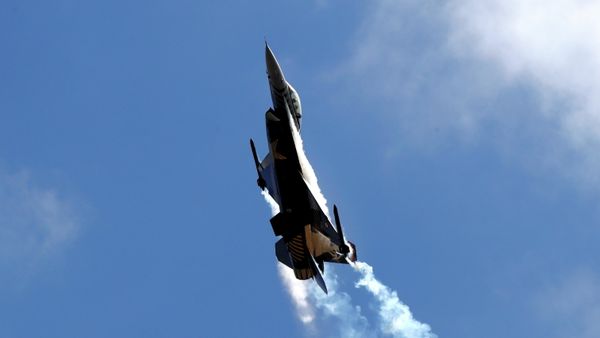 An F-16 aircraft of the Turkish Stars aerobatic team of the Turkish Air Force performs during Teknofest airshow over the city's new airport under construction in Istanbul, Turkey September 20, 2018. - Sputnik International