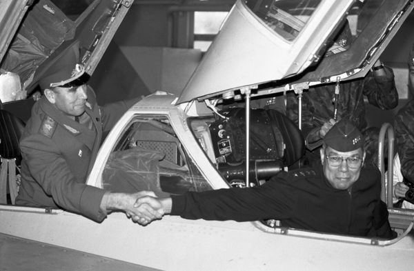 Chairman of the Joint Chiefs of Staff Colin Powell and his Soviet counterpart, Chief of the General Staff Mikhail Moiseev, examine Soviet warplanes. July 1991. - Sputnik International