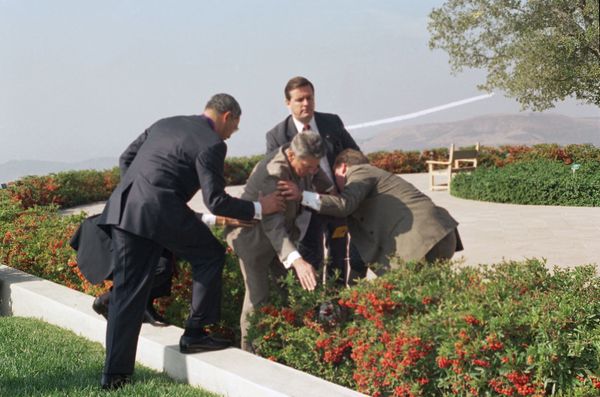 Former President Ronald Reagan is caught by General Colin Powell, former chairman of the Joint Chiefs of Staff and former national security adviser to the president, left, and other personnel after tripping while stepping over some bushes following a ceremony honouring Powell with the Ronald Reagan Freedom Award in Simi Valley, Calif., 10 November 1993. - Sputnik International