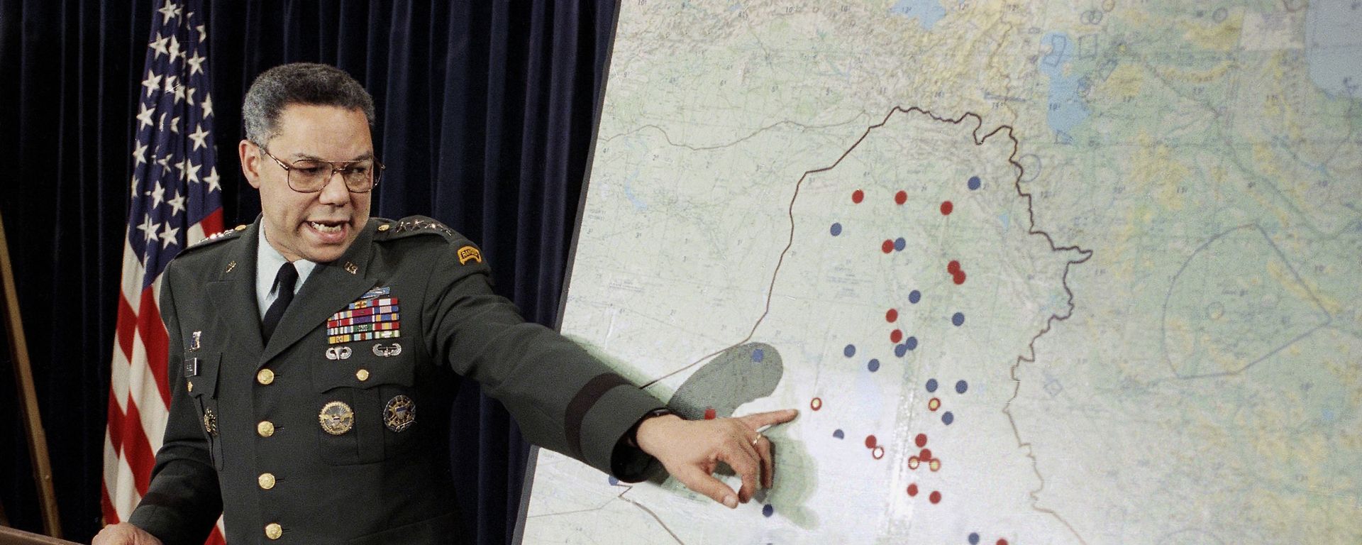 Chairman of the Joint Chiefs of Staff Colin Powell points to Iraqi airbases that have shown some activity in the last few day at a Pentagon briefing on Wednesday, Jan. 24, 1991 in Washington. Chairman of the Joint Chiefs of Staff Colin Powell points to Iraqi airbases that have shown some activity in the last few day at a Pentagon briefing on Wednesday, Jan. 24, 1991 in Washington. - Sputnik International, 1920, 19.10.2021