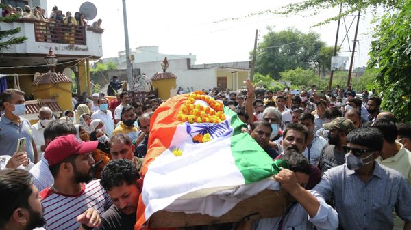Relatives and friends of Deepak chand, a school teacher who was killed in Kashmir, take his body for cremation in Jammu, India, Friday, Oct.8, 2021 - Sputnik International