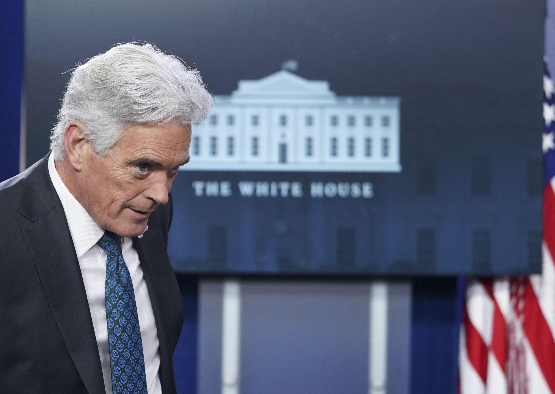 Fox News reporter John Roberts waits for the arrival of White House Press Secretary Sarah Sanders to speak before a briefing in the Brady Briefing Room of the White House in Washington, DC on January 28, 2019 - Sputnik International, 1920, 19.10.2021