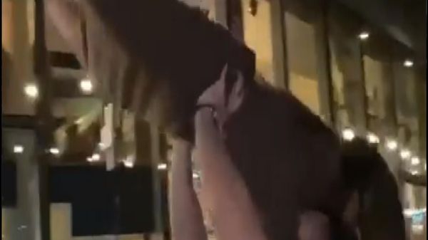 Couple performing iconic Dirty Dancing lift stunt - Sputnik International