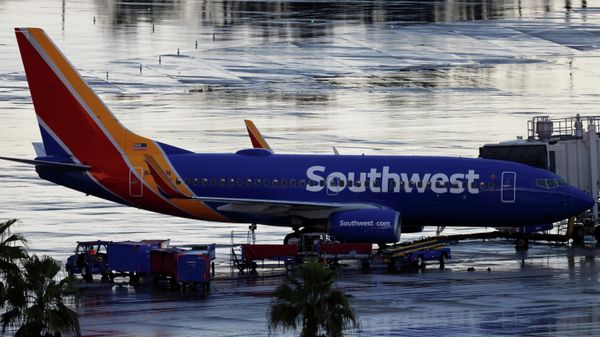 A Southwest Airlines jet sits at a gate at Orlando International Airport in Orlando, Florida, U.S., October 11, 2021. - Sputnik International