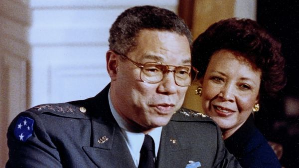U.S. Joint Chiefs Chairman Gen. Colin Powell acknowledges a guest at a White House ceremony honoring former British Prime Minister Margaret Thatcher, as Powell's wife, Alma, watches in Washington March 7, 1991. - Sputnik International