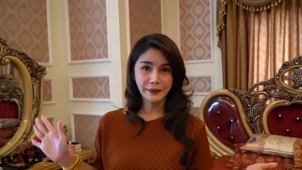 Malaysian ttransgender cosmetics businesswoman Nur Sajat during an episode of her reality TV series Nur Sajat Rated Xtra - Sputnik International