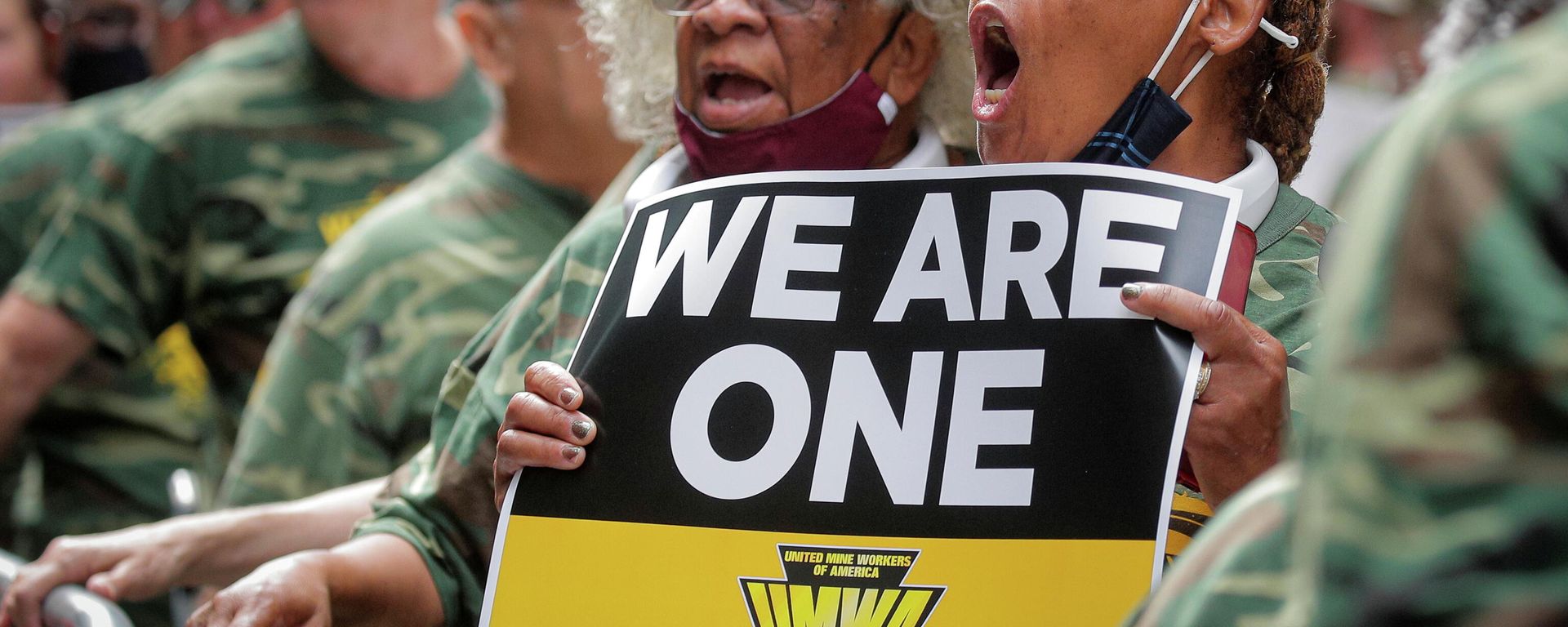 Members of United Mine Workers of America (UMWA) and other labor leaders picket about the union's strike at Warrior Met Coal Mine, outside BlackRock's Headquarters in New York City, U.S., July 28, 2021. Members of United Mine Workers of America (UMWA) and other labor leaders picket about the union's strike at Warrior Met Coal Mine, outside BlackRock's Headquarters in New York City, U.S., July 28, 2021. - Sputnik International, 1920, 20.10.2021