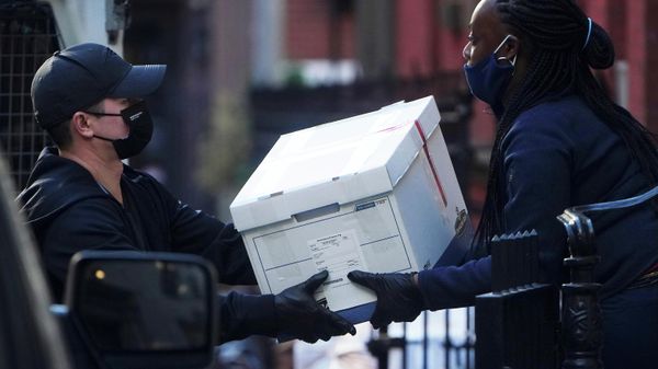 FBI agents remove items during the U.S. law enforcement's raid on Russian oligarch Oleg Deripaska's property in Manhattan, New York City, New York, U.S. October 19, 2021. - Sputnik International