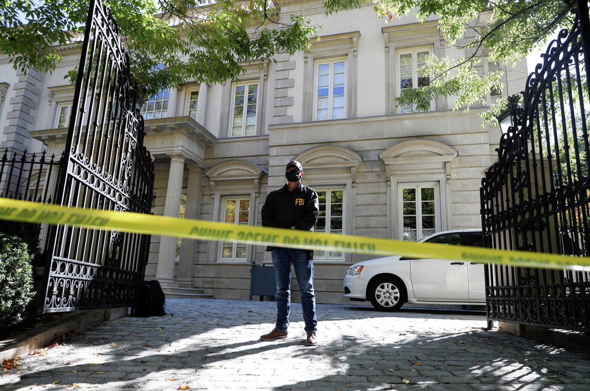 An FBI agent mans his post as the U.S. law enforcement agency conducted a raid at Russian oligarch Oleg Deripaska's home in Washington, U.S., October 19, 2021. An FBI agent mans his post as the U.S. law enforcement agency conducted a raid at Russian oligarch Oleg Deripaska's home in Washington, U.S., October 19, 2021. - Sputnik International, 1920, 22.10.2021