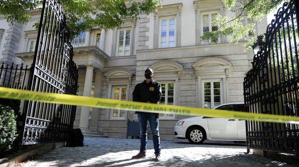 An FBI agent mans his post as the U.S. law enforcement agency conducted a raid at Russian oligarch Oleg Deripaska's home in Washington, U.S., October 19, 2021. - Sputnik International