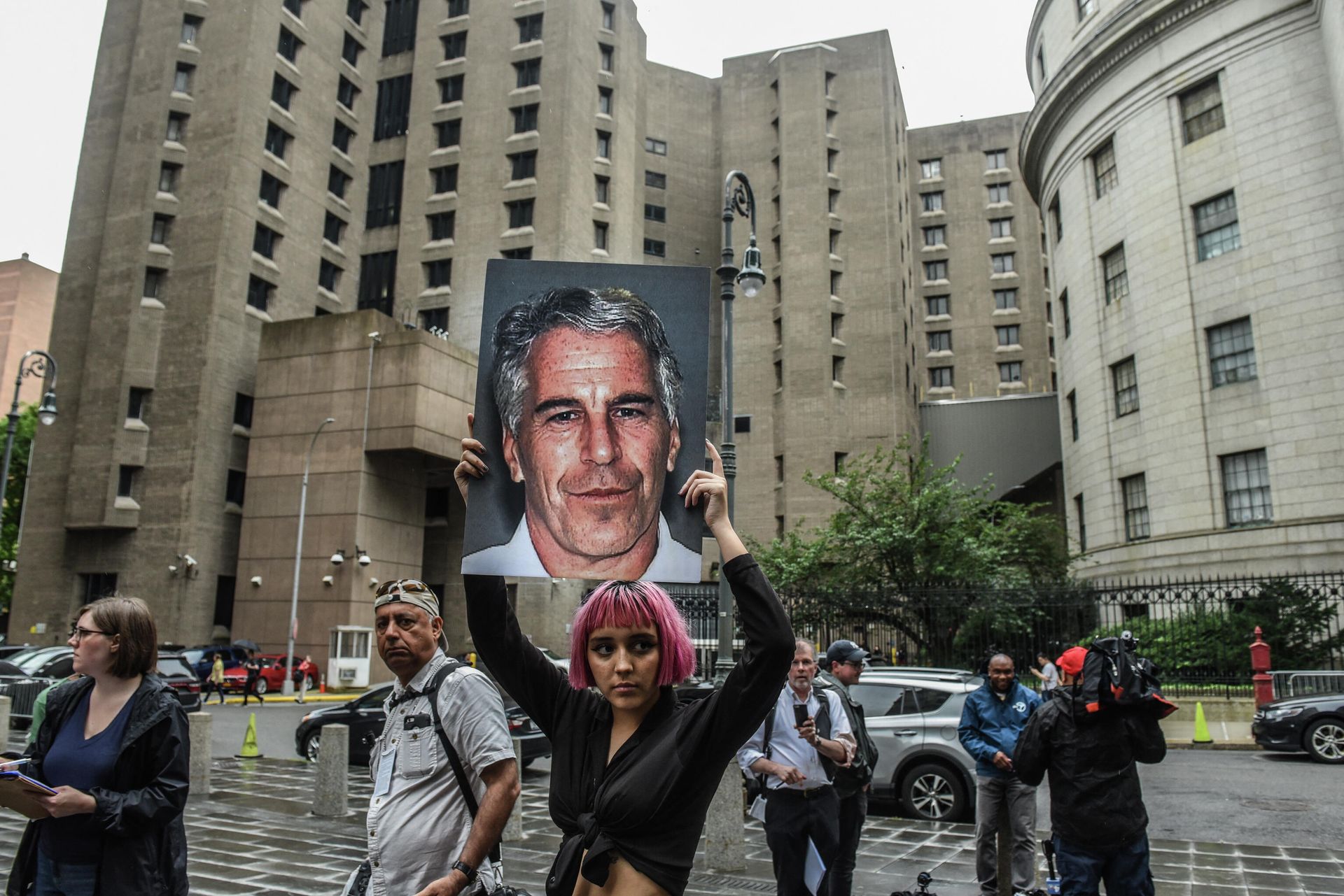 A member of a protest group called Hot Mess holds up a sign of Jeffrey Epstein in front of the Metropolitan Correction Center on July 8, 2019 in New York City. A member of a protest group called Hot Mess holds up a sign of Jeffrey Epstein in front of the Metropolitan Correction Center on July 8, 2019 in New York City. - Sputnik International, 1920, 01.11.2021