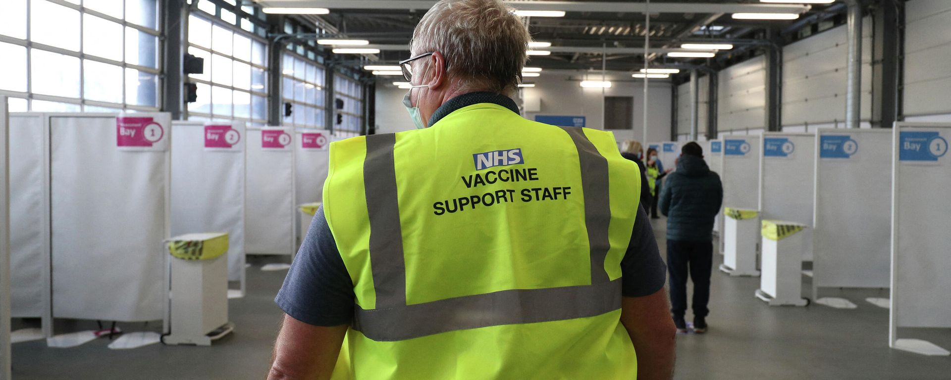 A member of the NHS vaccine support staff looks on as residents wait to receive the Oxford/AstraZeneca Covid-19 vaccine from a member of the Hampshire Fire and Rescue Service at a temporary vaccination centre set up at Basingstoke Fire Station, Hampshire, south England, as crews continue to take 999 emergency calls A member of the NHS vaccine support staff looks on as residents wait to receive the Oxford/AstraZeneca Covid-19 vaccine from a member of the Hampshire Fire and Rescue Service at a temporary vaccination centre set up at Basingstoke Fire Station, Hampshire, south England, as crews continue to take 999 emergency calls - Sputnik International, 1920, 27.10.2021