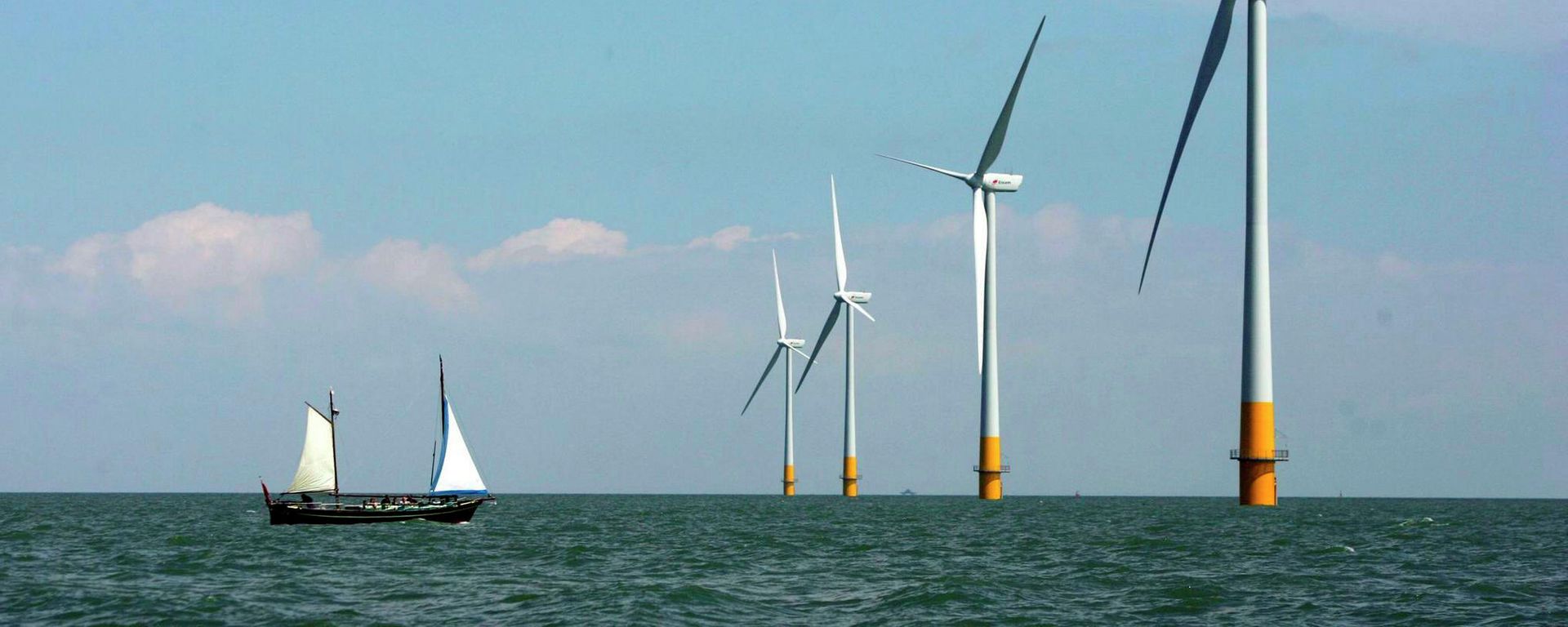 FILE - In this July 11, 2006 file photo, a vessel sails towards a wind farm off the coast of Whitstable on the north Kent coast in southeastern England FILE - In this July 11, 2006 file photo, a vessel sails towards a wind farm off the coast of Whitstable on the north Kent coast in southeastern England - Sputnik International, 1920, 04.10.2022