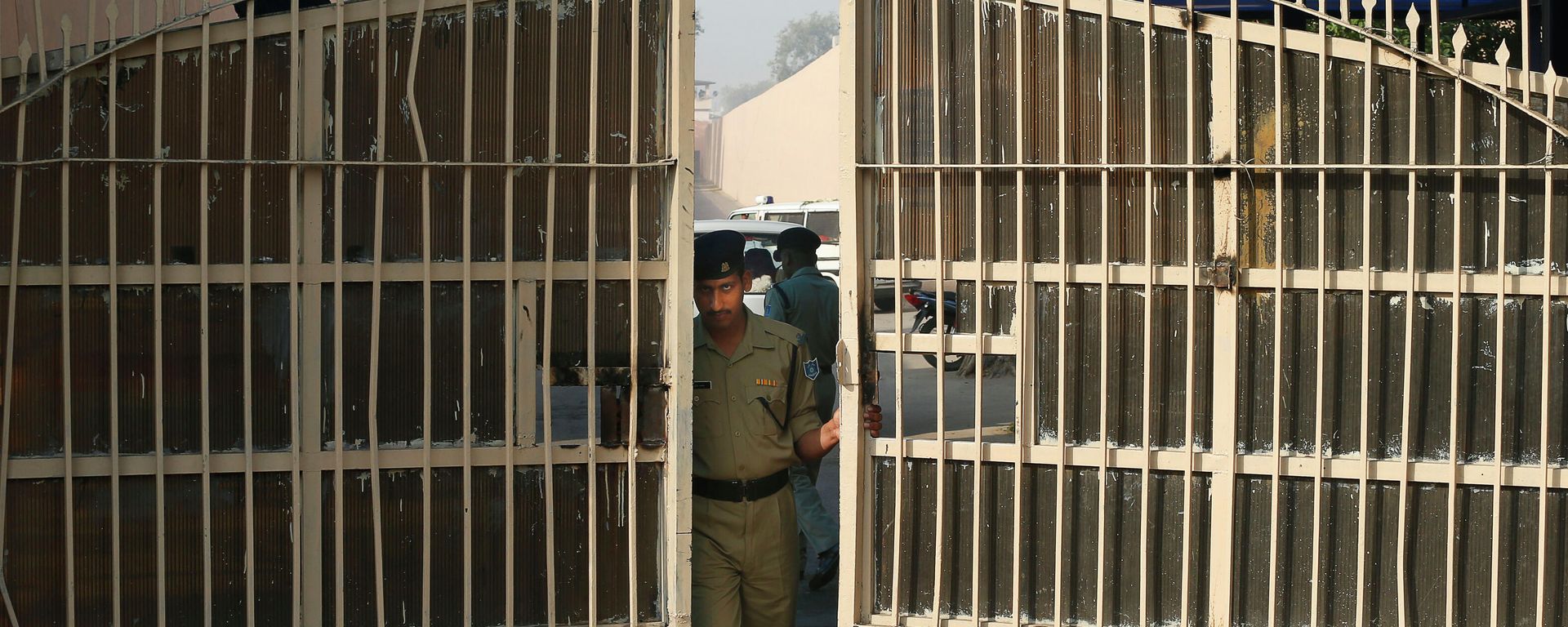 An Indian police officer prepares to close one of the gates at Tihar Jail, the largest complex of prisons in South Asia, in New Delhi, India, Monday, March 11, 2013 An Indian police officer prepares to close one of the gates at Tihar Jail, the largest complex of prisons in South Asia, in New Delhi, India, Monday, March 11, 2013 - Sputnik International, 1920, 23.11.2022