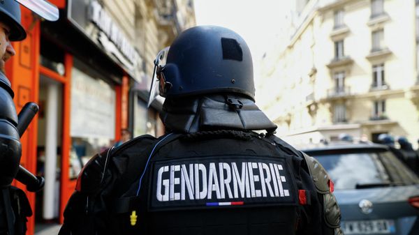 A French gendarme stands during a demonstration against the compulsory vaccination for certain workers and the obligatory use of the health pass called for by the French government, in Paris on July 24, 2021.  - Sputnik International