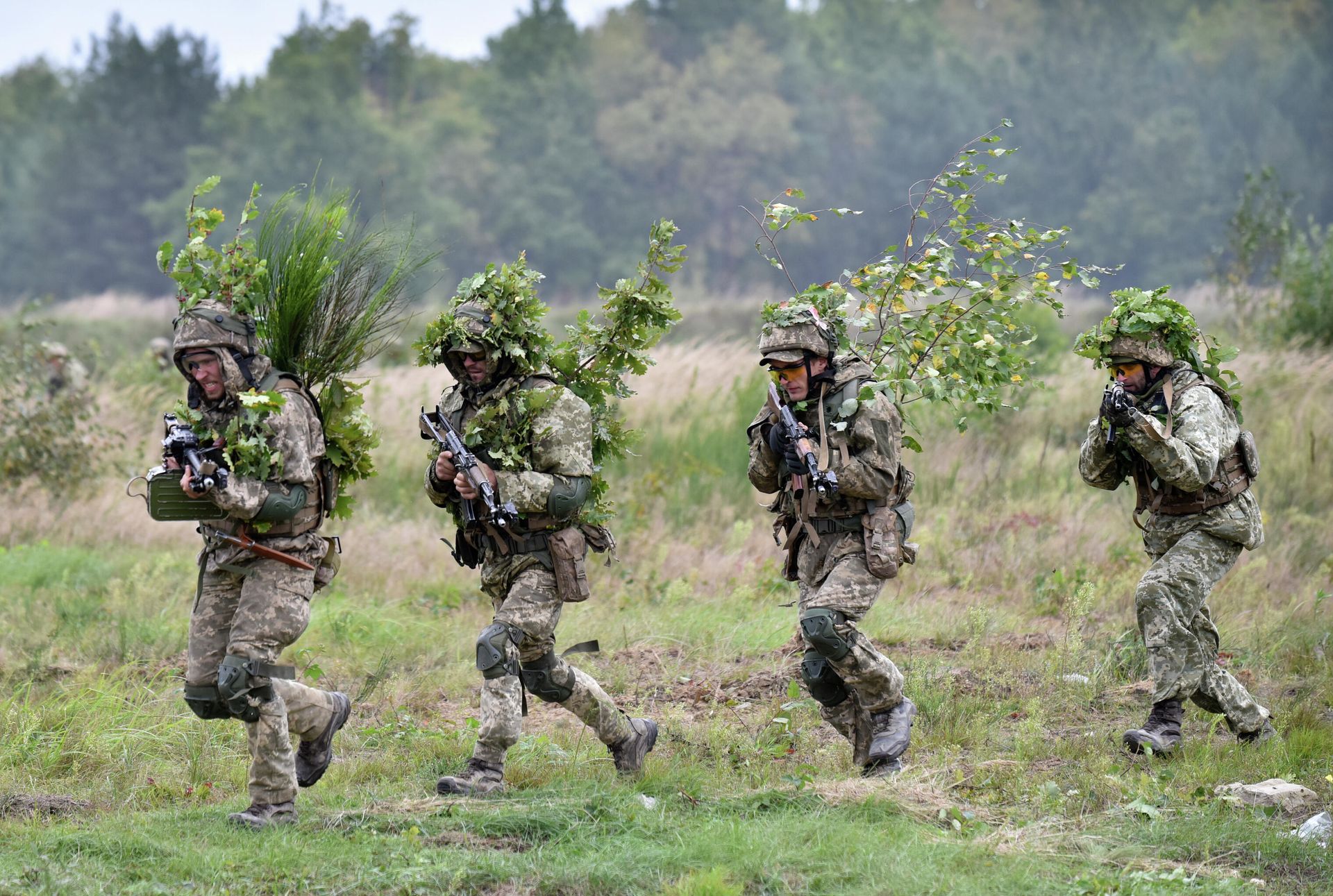 Soldiers take part in an exercise at the Yavoriv military training ground, close to Lvov, Western Ukraine, Friday, Sept 24, 2021. Ukraine, the US, and other NATO countries continue joint military drills in Western Ukraine presenting offensive exercises in town-like surroundings with tanks and other military vehicles involved.  - Sputnik International, 1920, 24.01.2022