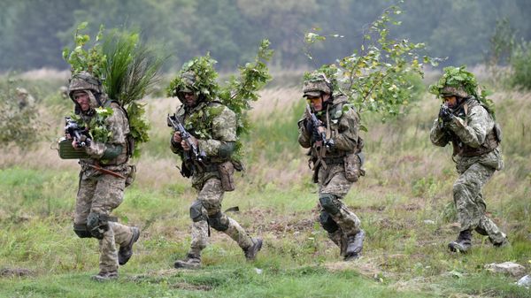 Soldiers take part in an exercise at the Yavoriv military training ground, close to Lvov, Western Ukraine, Friday, Sept 24, 2021. Ukraine, the US, and other NATO countries continue joint military drills in Western Ukraine presenting offensive exercises in town-like surroundings with tanks and other military vehicles involved.  - Sputnik International