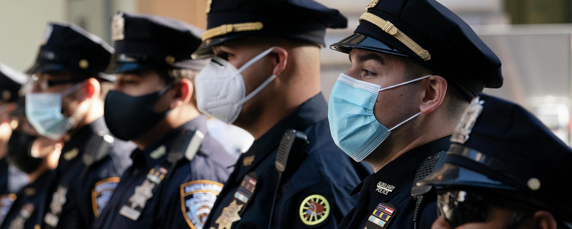 In this Oct. 5, 2020, file photo, New York Police Department officers in masks stand during a service at St. Patrick's Cathedral in New York to honor 46 colleagues who have died due to COVID-19 related illness. - Sputnik International, 1920, 20.10.2021