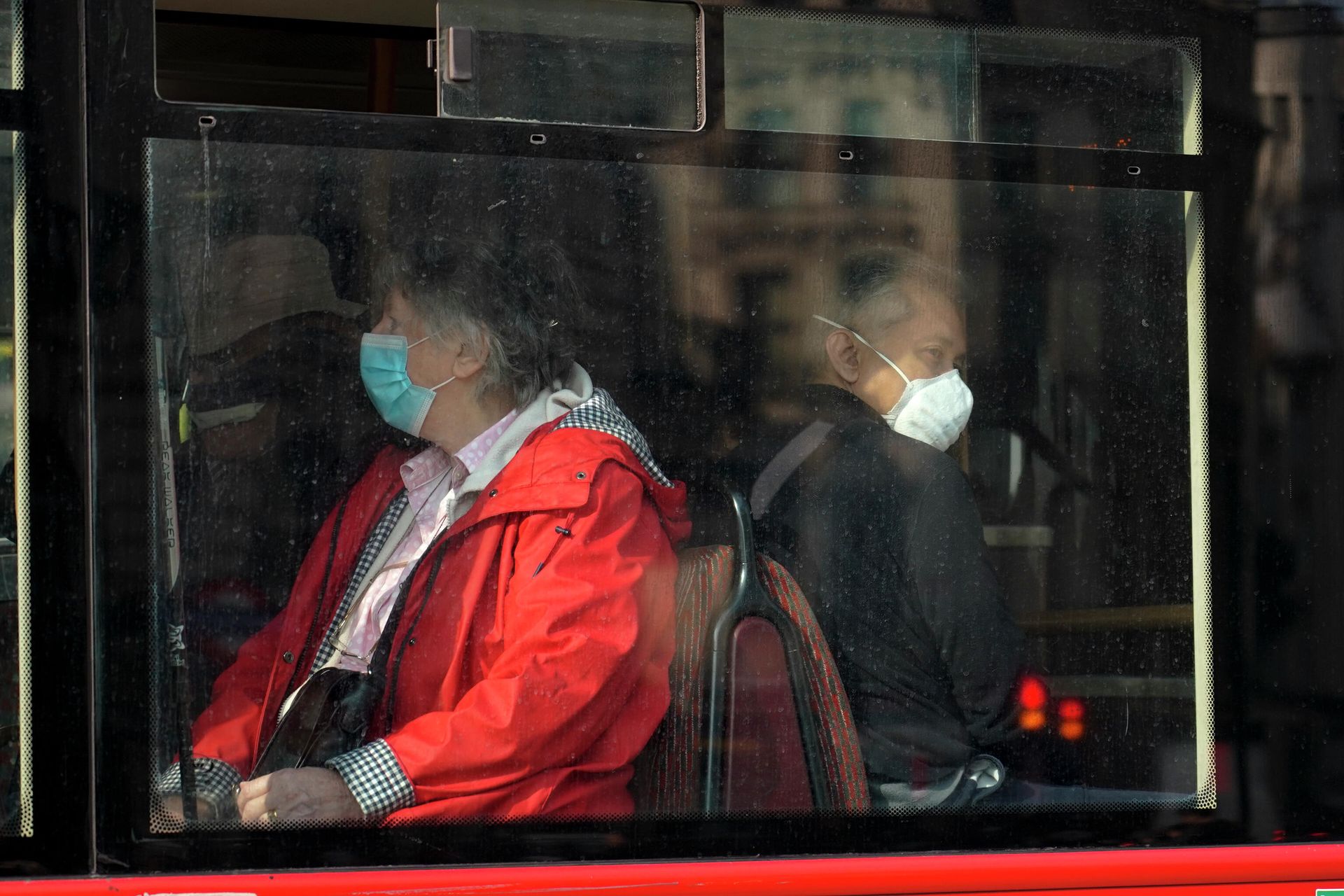 People wear face masks as they sit on a bus, in London, Tuesday, Oct. 19, 2021. People wear face masks as they sit on a bus, in London, Tuesday, Oct. 19, 2021. - Sputnik International, 1920, 21.10.2021