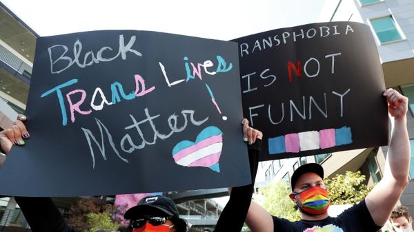 People attend a rally in support of the Netflix transgender employee walkout Stand Up in Solidarity to protest the streaming of comedian Dave Chappelle's new comedy special, in Los Angeles, California, U.S. October 20 2021. - Sputnik International