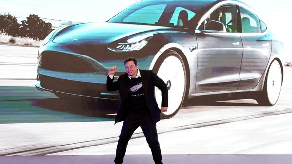 Tesla Inc CEO Elon Musk dances onstage during a delivery event for Tesla China-made Model 3 cars in Shanghai, China January 7, 2020 - Sputnik International