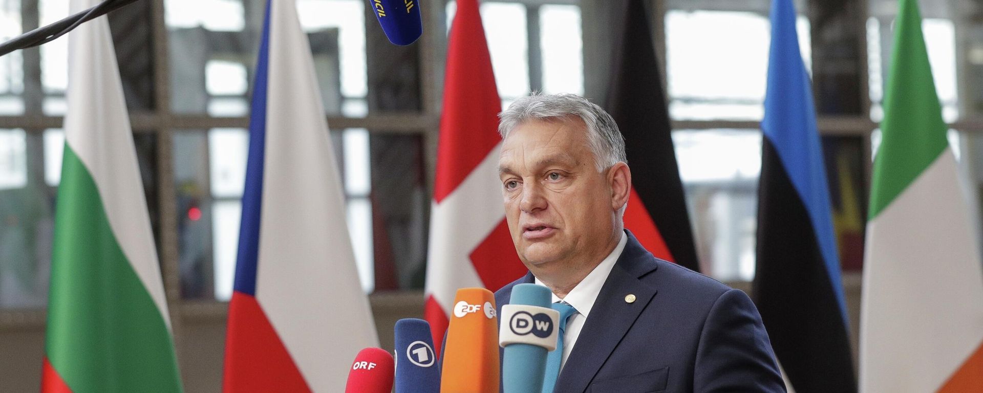 Hungary's Prime Minister Viktor Orban talks to journalists as he arrives for an EU summit in Brussels, Thursday, Oct. 21, 2021. - Sputnik International, 1920, 21.10.2021