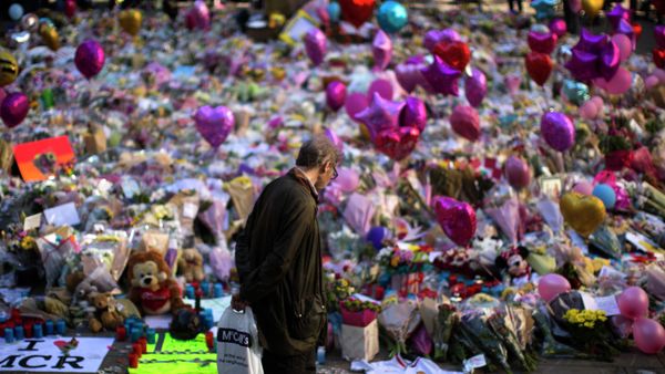 A man stands next to flowers for the victims of Monday's bombing at St Ann's Square in central Manchester, England, Friday, May 26 2017.  - Sputnik International