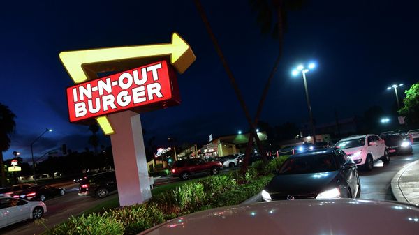 Drivers wait in the drive-thru line at an In-N-Out Burger restaurant in Alhambra, California, on August 30, 2018. - Sputnik International
