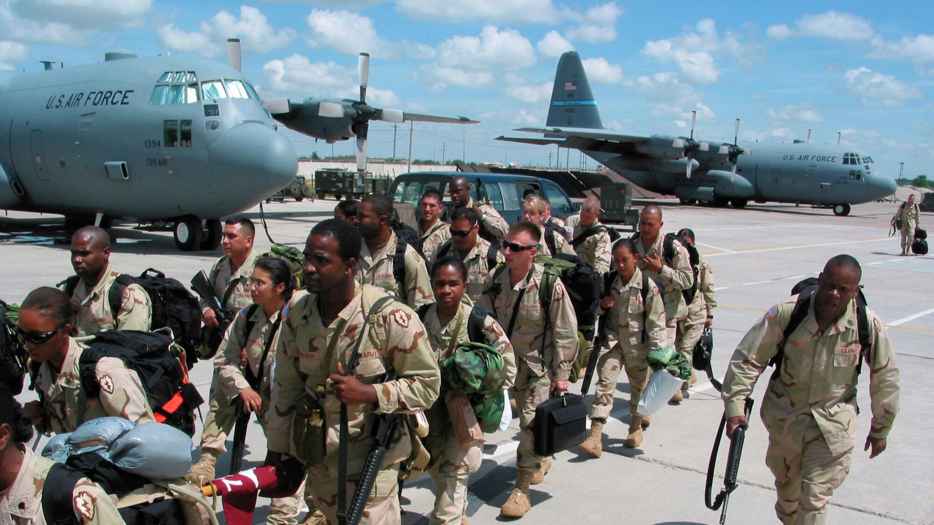 1st Sgt. John Steed, 36, of Richmond, Virginia, right, leads military chants for troops from the Charlie 725 Main Support Batallion of the 25th Infantry Division out of Schofield Barracks, Hawaii as they arrive at Karshi-Khanabad air base, Uzbekistan, in this April 27, 2004 1st Sgt. John Steed, 36, of Richmond, Virginia, right, leads military chants for troops from the Charlie 725 Main Support Batallion of the 25th Infantry Division out of Schofield Barracks, Hawaii as they arrive at Karshi-Khanabad air base, Uzbekistan, in this April 27, 2004 - Sputnik International, 1920, 22.10.2021