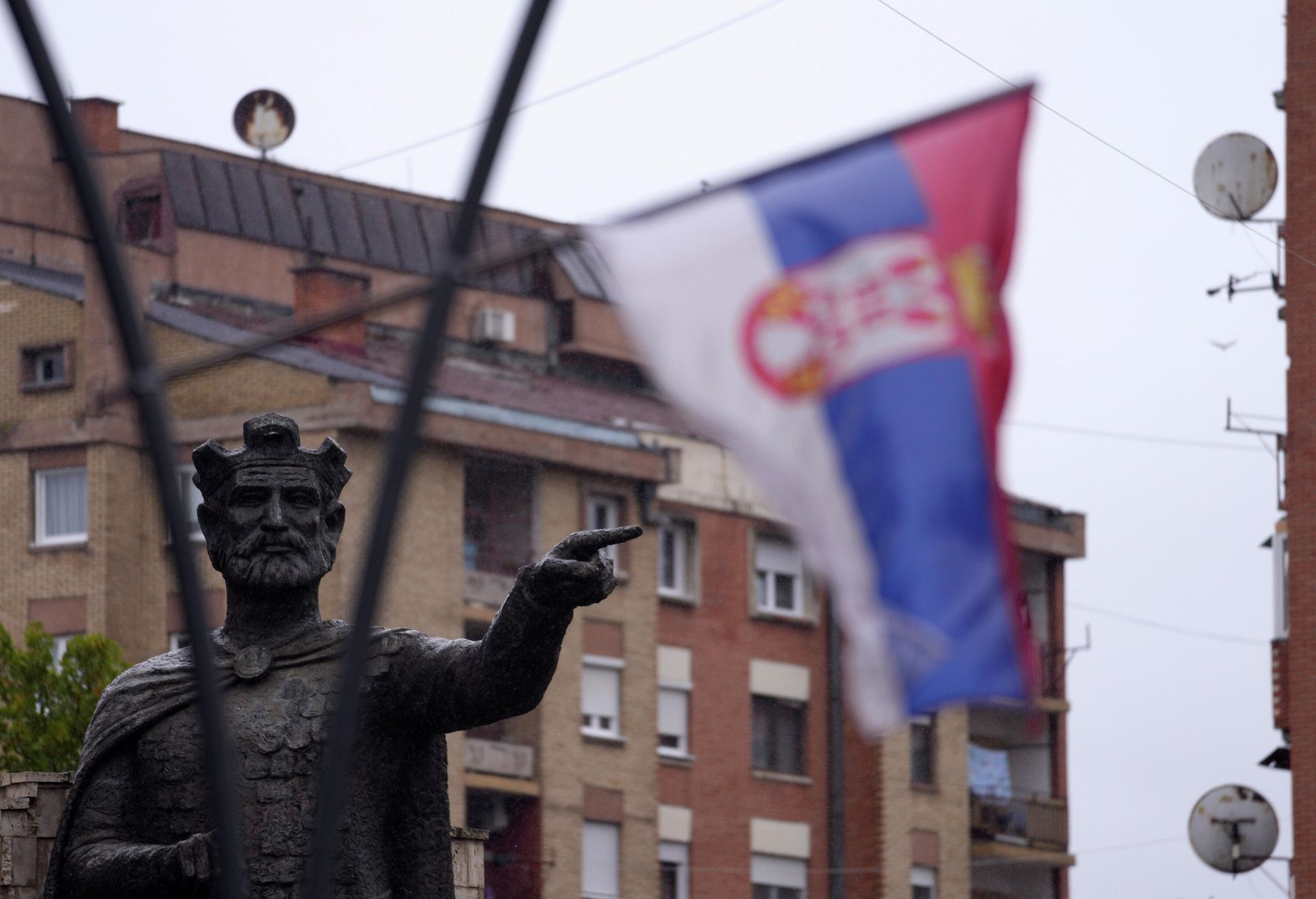 A Serbian flag waves in front of the statue of Serbian Duke Lazar who was killed at the Battle of Kosovo in June 1389, in northern, Serb-dominated part of ethnically divided town of Mitrovica, Kosovo, Friday, Oct. 15, 2021. A Serbian flag waves in front of the statue of Serbian Duke Lazar who was killed at the Battle of Kosovo in June 1389, in northern, Serb-dominated part of ethnically divided town of Mitrovica, Kosovo, Friday, Oct. 15, 2021. - Sputnik International, 1920, 22.11.2022