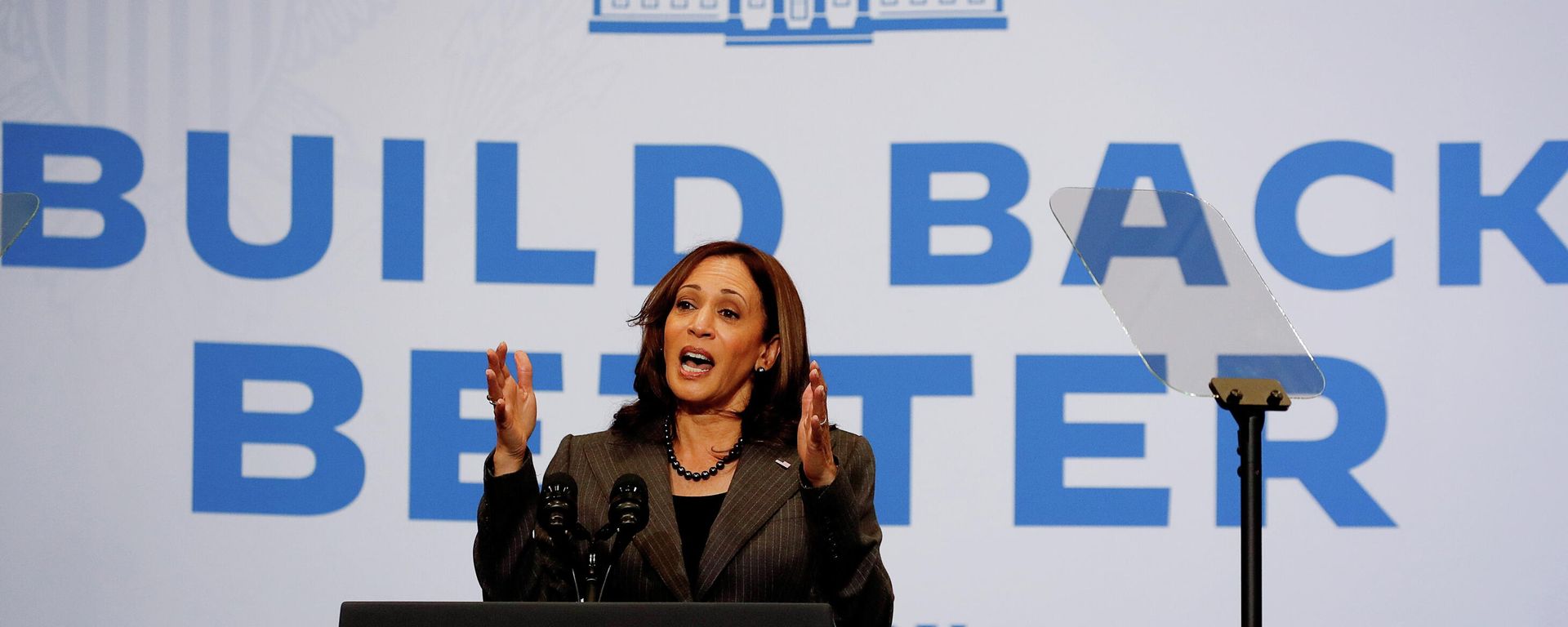 U.S. Vice President Kamala Harris delivers remarks promoting the Biden administration's infrastructure plans during a visit to the Northeast Bronx YMCA in the Bronx borough of New York City, New York, U.S., October 22, 2021. U.S. Vice President Kamala Harris delivers remarks promoting the Biden administration's infrastructure plans during a visit to the Northeast Bronx YMCA in the Bronx borough of New York City, New York, U.S., October 22, 2021. - Sputnik International, 1920, 22.10.2021