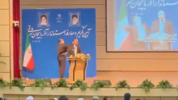 ranian Governor Getting Slapped on Stage During His Inauguration - Sputnik International