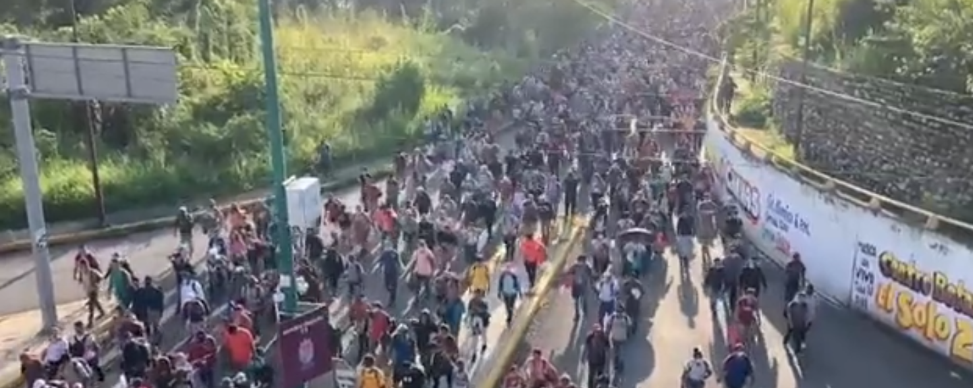Screengrab of video of migrant caravan traveling through southern Mexico after leaving Tapachula, Mexico on route to country's capital. Screengrab of video of migrant caravan traveling through southern Mexico after leaving Tapachula, Mexico on route to country's capital. - Sputnik International, 1920, 23.10.2021