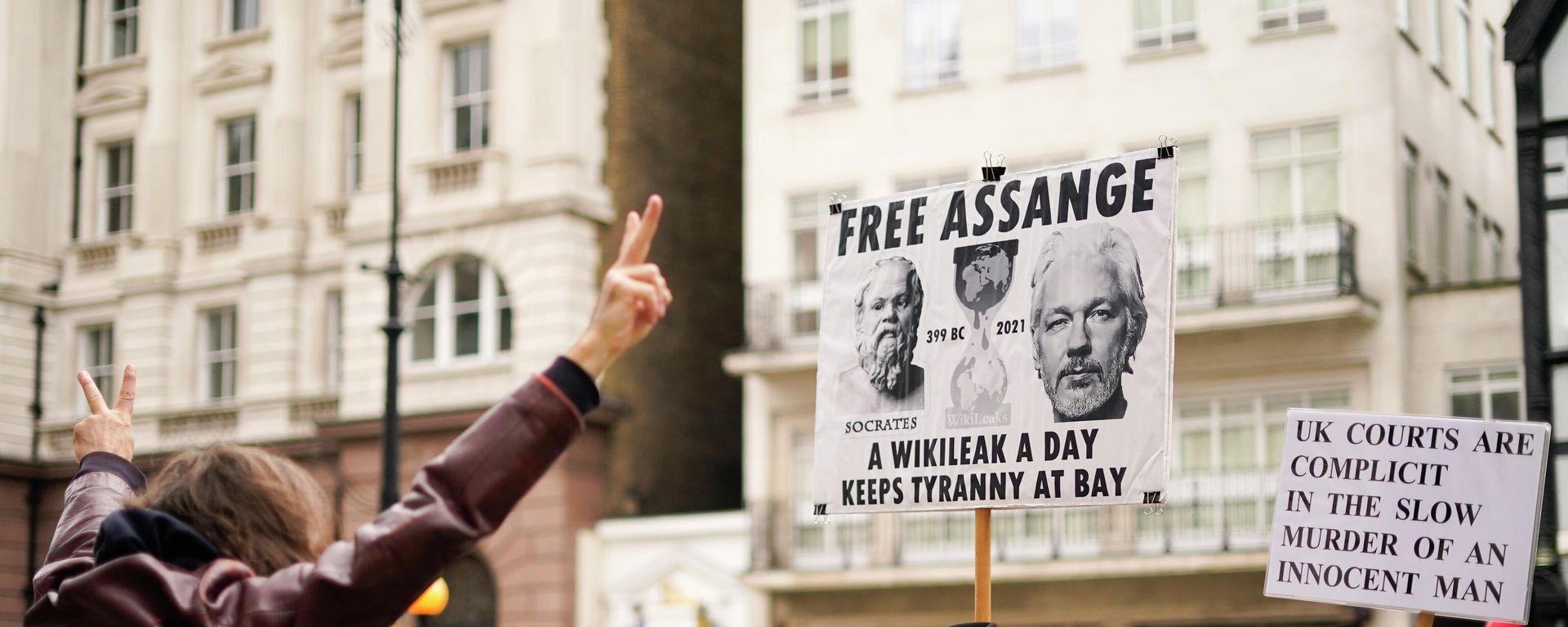 Supporters of WikiLeaks founder Julian Assange hold placards as they gather outside the Royal Courts of Justice, in London, Saturday, Oct. 23, 2021, ahead of next week's extradition case appeal. Supporters of WikiLeaks founder Julian Assange hold placards as they gather outside the Royal Courts of Justice, in London, Saturday, Oct. 23, 2021, ahead of next week's extradition case appeal. - Sputnik International, 1920, 23.10.2021