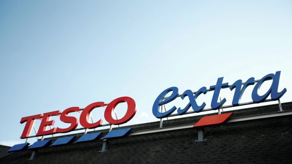 A logo of Tesco is pictured outside a Tesco supermarket in Hatfield, Britain October 6, 2020 - Sputnik International