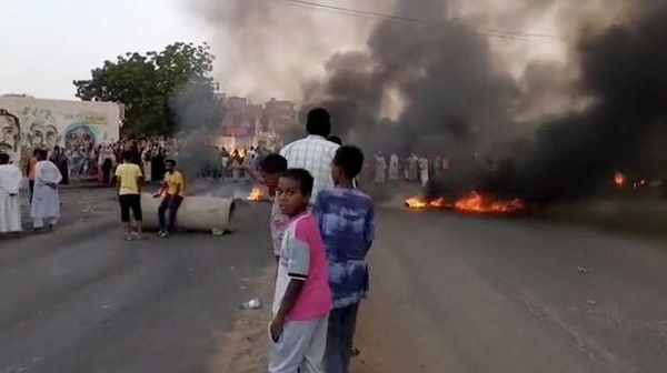 People gather around as smoke and fire are seen on the streets of Khartoum, Sudan, amid reports of a coup, 25 October 2021, in this still image from video obtained via social media. People gather around as smoke and fire are seen on the streets of Khartoum, Sudan, amid reports of a coup, 25 October 2021, in this still image from video obtained via social media. - Sputnik International