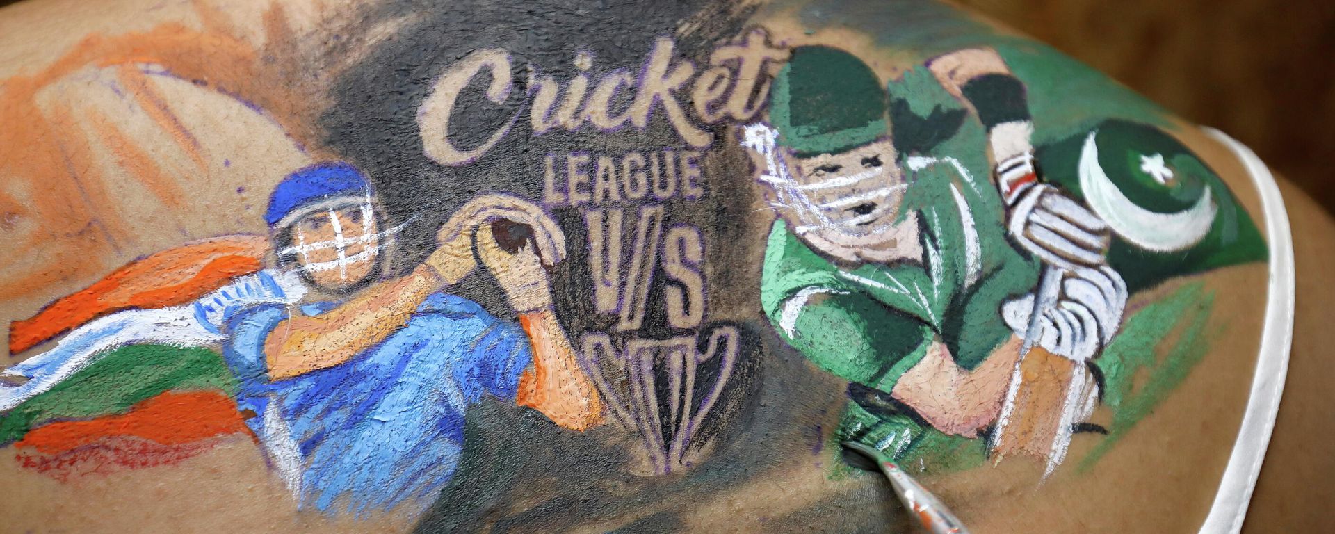 A cricket fan gets her back painted before the start of the first match between India and Pakistan in Twenty20 World Cup Super 12 stage in Dubai, in Ahmedabad, India, October 24, 2021 A cricket fan gets her back painted before the start of the first match between India and Pakistan in Twenty20 World Cup Super 12 stage in Dubai, in Ahmedabad, India, October 24, 2021 - Sputnik International, 1920, 25.10.2021