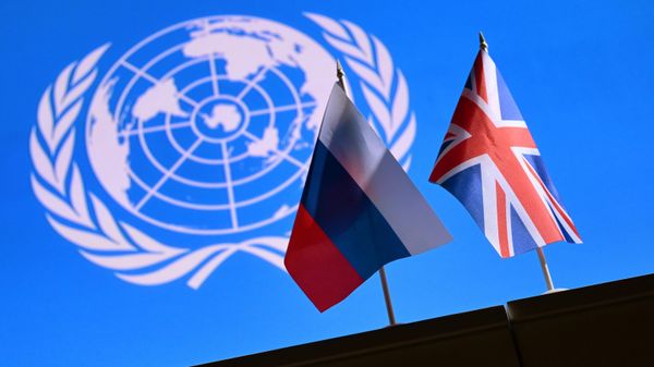 The national flags of Russia and the United Kingdom - Sputnik International