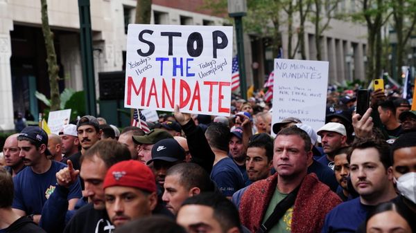 Anti-vax protesters gather in Brooklyn ahead of a march to New York's City Hall, in New York, U.S. October 25, 2021 - Sputnik International